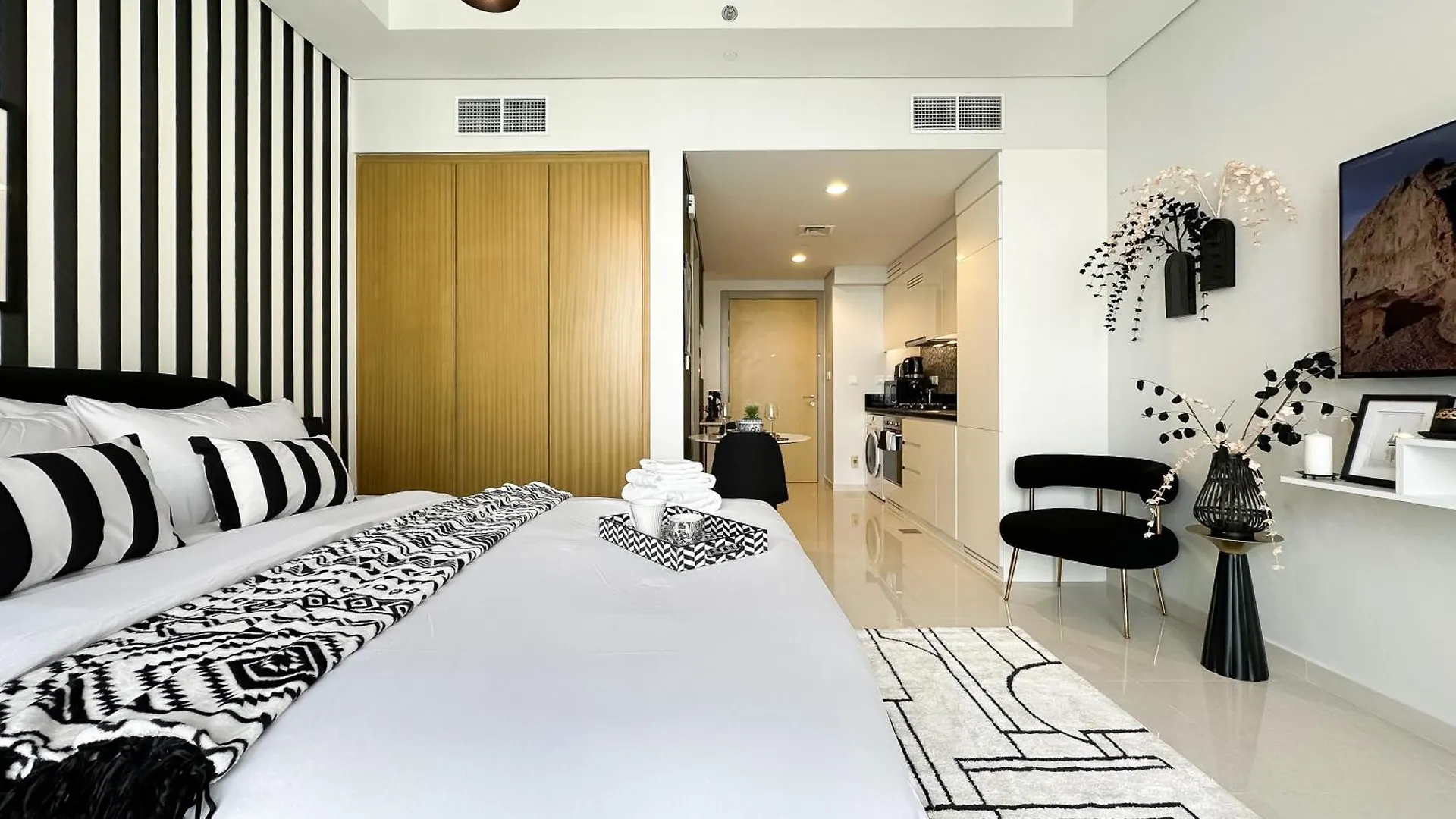 Trophy-Twilight Edge Studio 55Th Floor W Lush Lagoon Pool Dubai United Arab Emirates